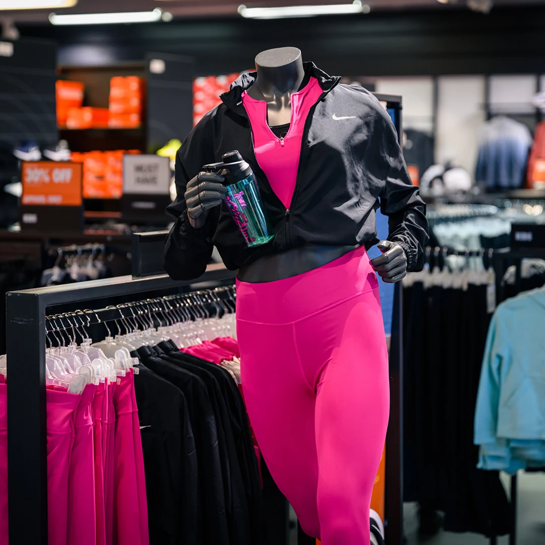 Farverigt løbetøj fra Nike Factory Store i Taastrup 